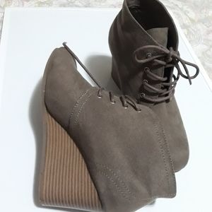 Bootie Arizona Jean co, size 10w.